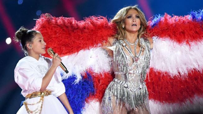 Emme Maribel Muniz performing with her mother Jennifer Lopez at Super Bowl Halftime.